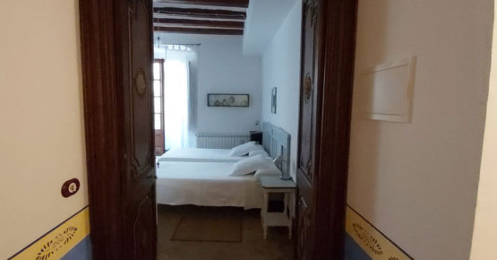 Allotjament 1800. Accés a l'habitació blava