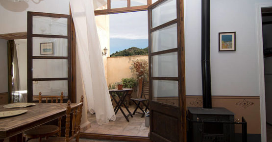 Allotjament Lo Molló. Entrada al pati