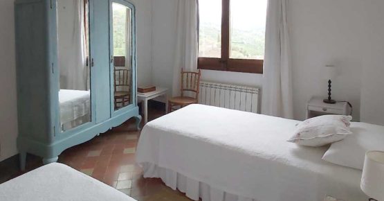 Allotjament Lo Molló. Habitació twin, un esclat de llum