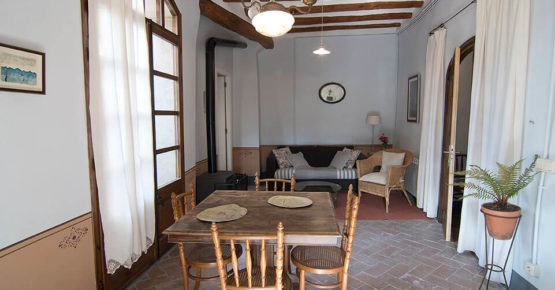 Allotjament Lo Molló. Menjador amb saló al fons