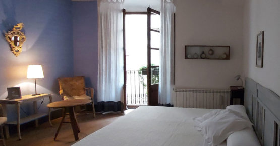 Habitació blava amb llit doble, king size
